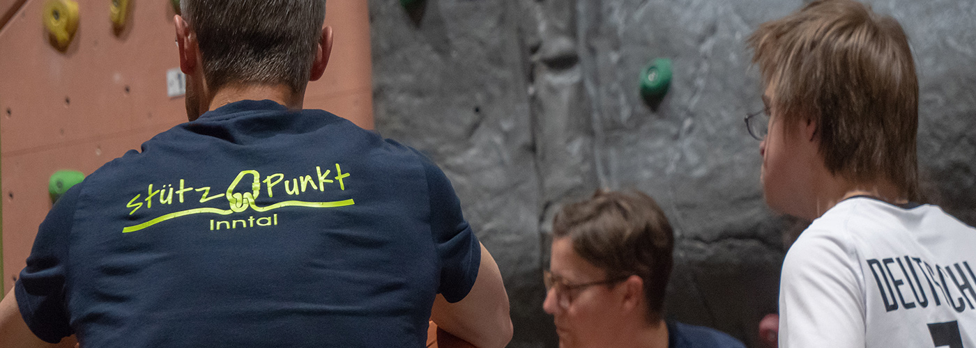 Rückenansicht eines Trainershirts mit Stützpunkt Inntal in der Kletterhalle